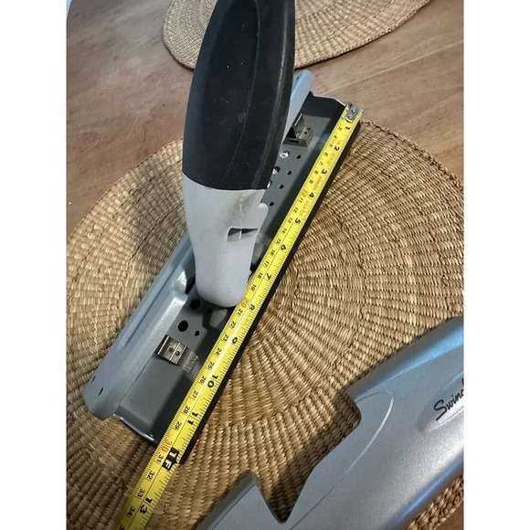 Swingline 3 hole puncher - Picture 9 of 9
